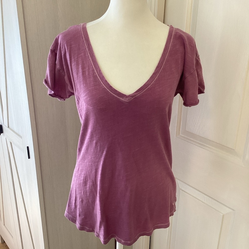 American Eagle Outfitters Pink V-Neck Tee Sz M
